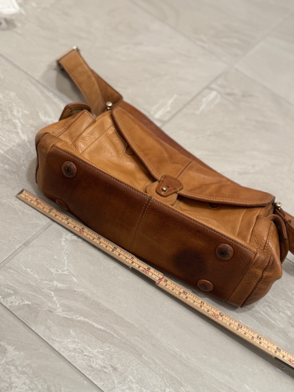 Classic Women's Leather Shoulder Bag in Tan - Picture 16 of 16